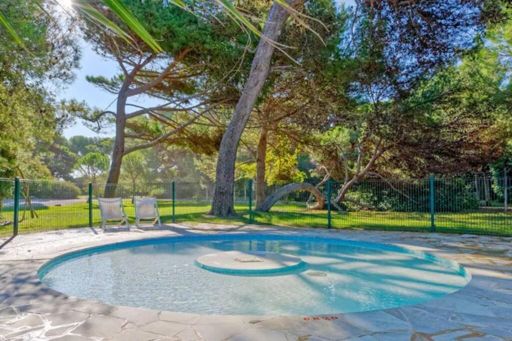 Appartement En Residence Privee, Face A La Mer Avec Acces Direct Plage อิแยร์ ภายนอก รูปภาพ