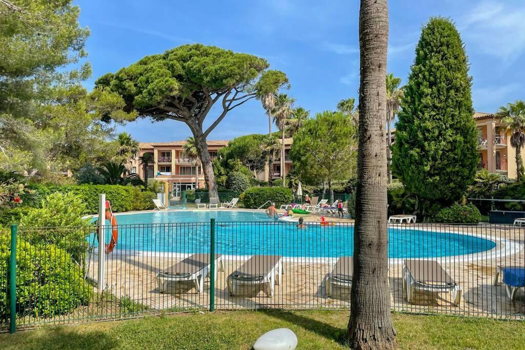 Appartement En Residence Privee, Face A La Mer Avec Acces Direct Plage อิแยร์ ภายนอก รูปภาพ