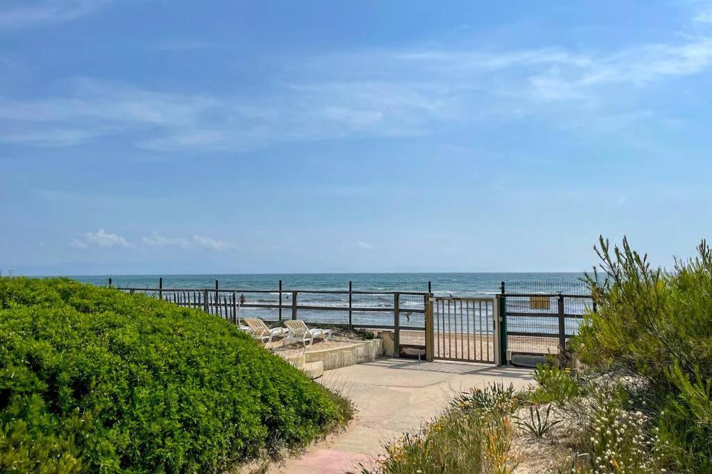 Appartement En Residence Privee, Face A La Mer Avec Acces Direct Plage อิแยร์ ภายนอก รูปภาพ