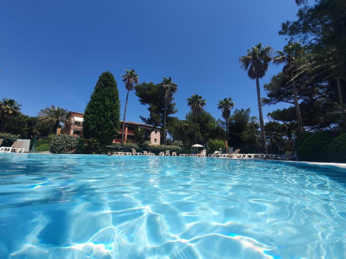 Appartement En Residence Privee, Face A La Mer Avec Acces Direct Plage อิแยร์ ภายนอก รูปภาพ